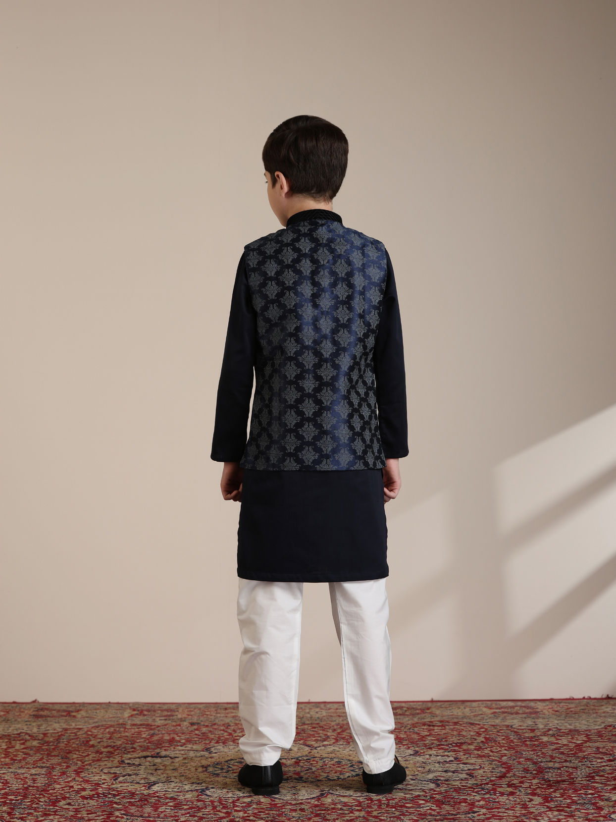 alt message - Manyavar Boys Boys Dark Blue Imperial Jaal Patterned Jacket Set image number 3